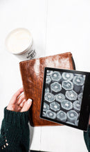 Load image into Gallery viewer, Minimal Leather Clutch